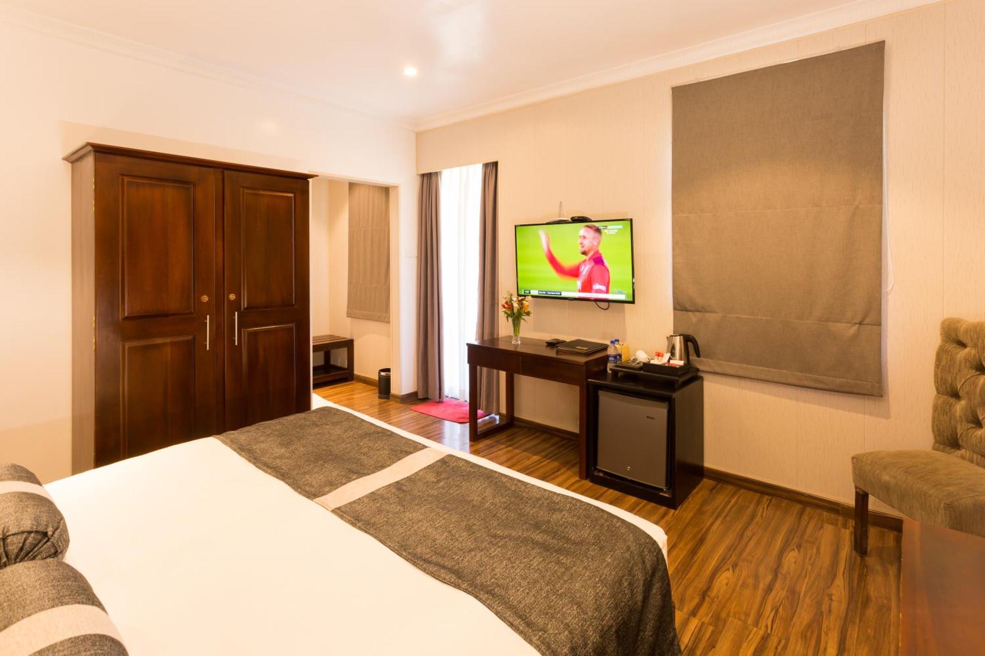 Hotel Grand Turf By Gsp Нувара Елия Екстериор снимка