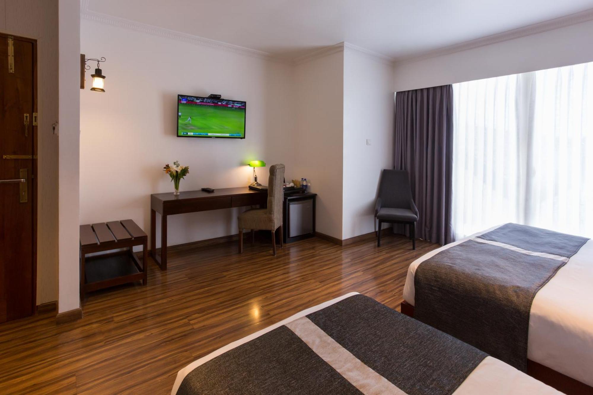 Hotel Grand Turf By Gsp Нувара Елия Екстериор снимка